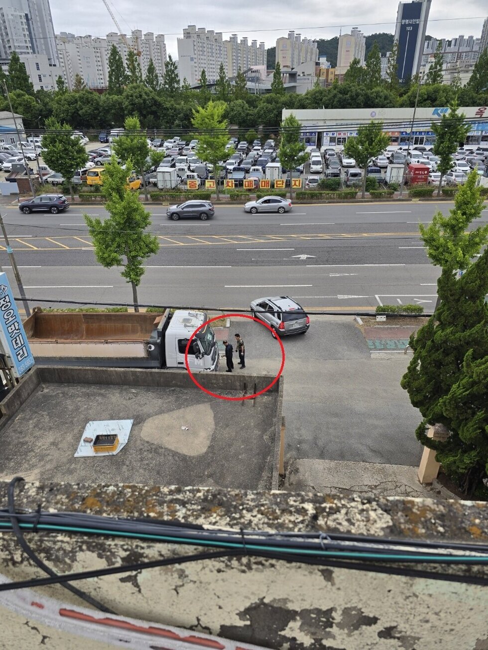 두명의 정비사가 수리