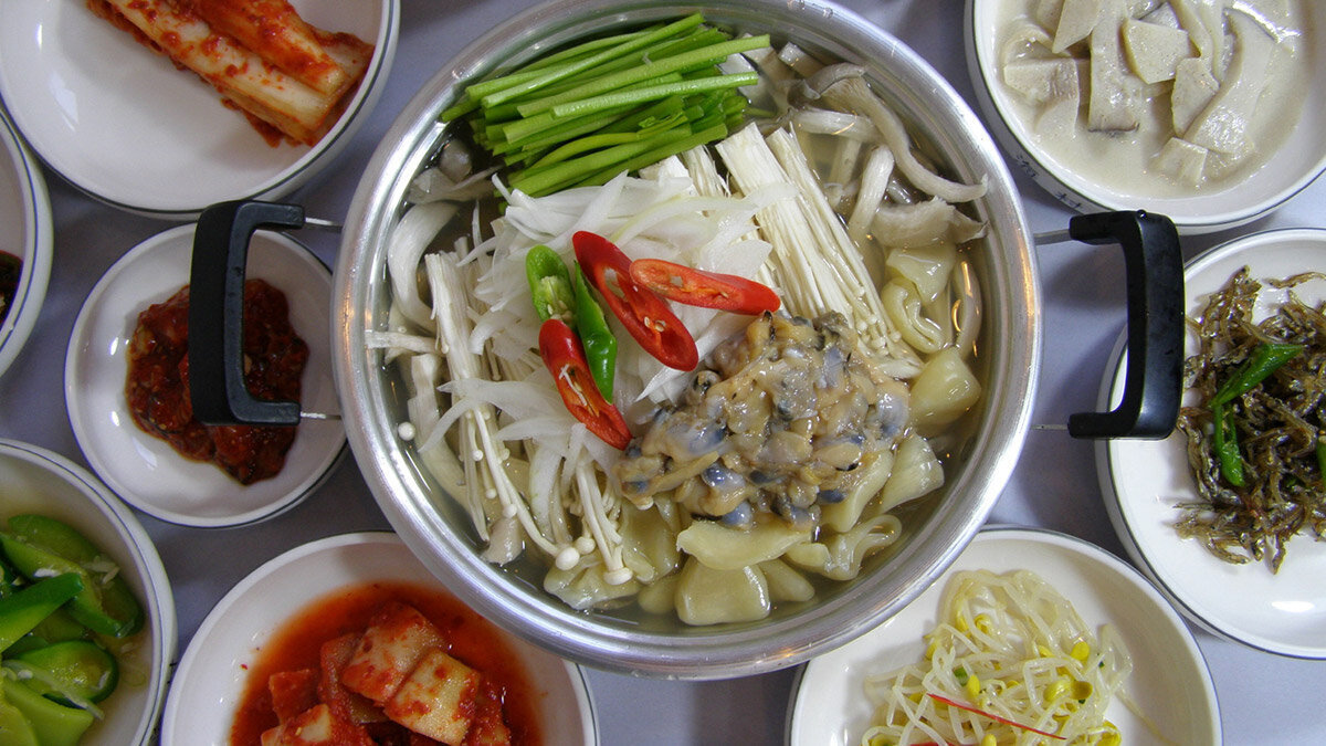 해촌의 정면 모습으로 좌측에 문이 있고 앞에 화문에 5개 나란히 노여있는 모습입니다. 해촌 283-7011 바지락,낙지 전문점 일반음식점