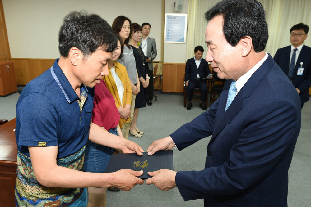 20161학기목포시통장자녀장학증서전달식06(2016,6,2,상황실).jpg