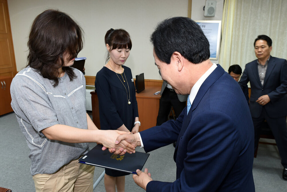 20161학기목포시통장자녀장학증서전달식09(2016,6,2,상황실).jpg