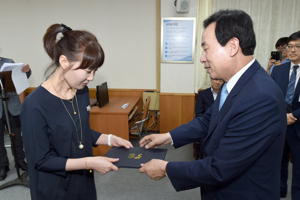 20161학기목포시통장자녀장학증서전달식10(2016,6,2,상황실).jpg