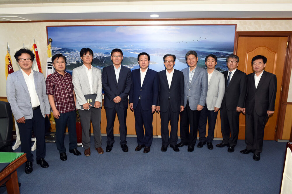 2030도시기본계획전문가자문단위촉장수여17(2016,6,28,시장실).jpg
