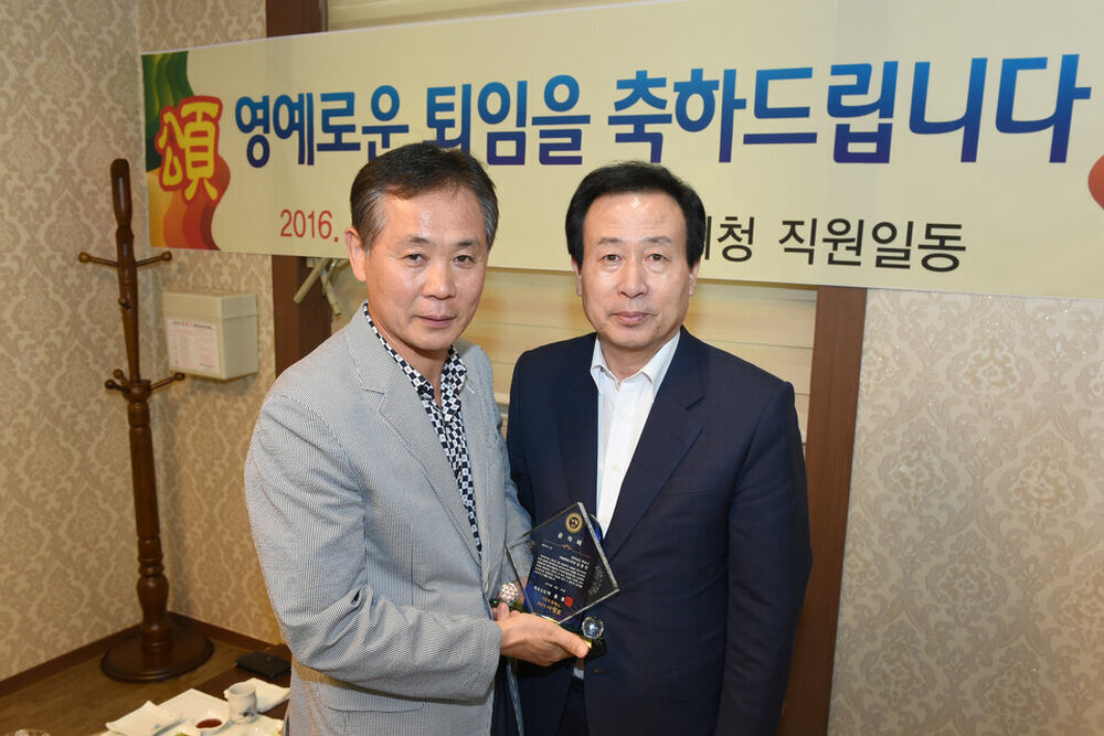 2016상반기정년퇴임공무원공적패수여04(2016,6,28,평화광장옆송죽일식).jpg