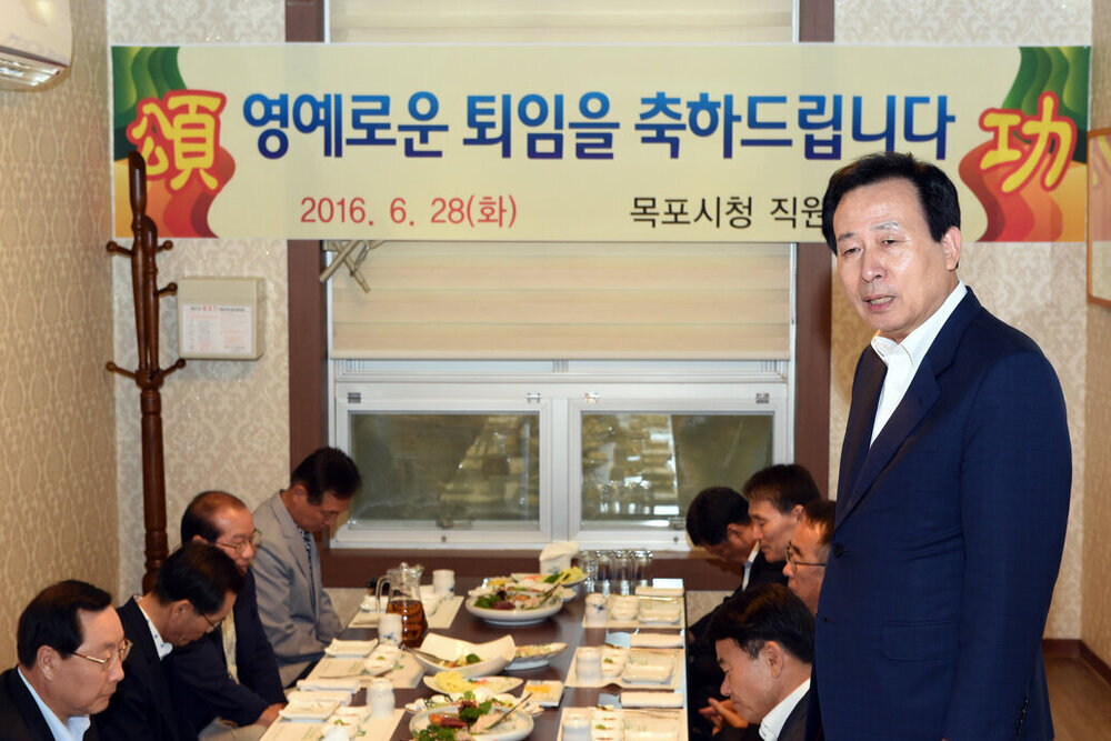2016상반기정년퇴임공무원공적패수여19(2016,6,28,평화광장옆송죽일식).jpg
