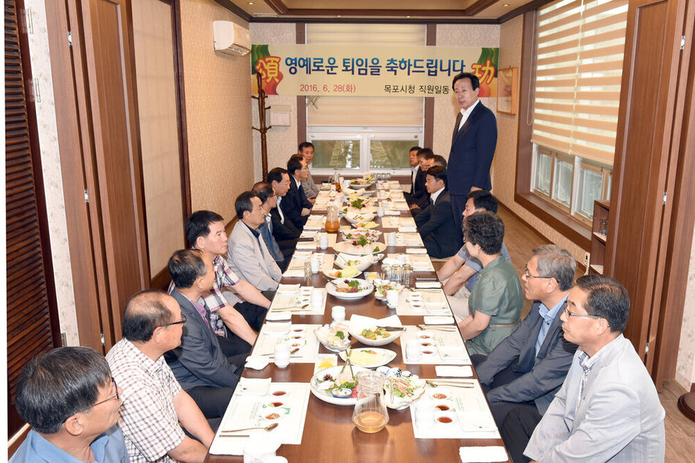 2016상반기정년퇴임공무원공적패수여20(2016,6,28,평화광장옆송죽일식).jpg