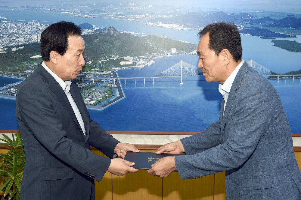 2016,7,18일자5급및6급전보임용장교부01(2016,7,18,시장실).jpg