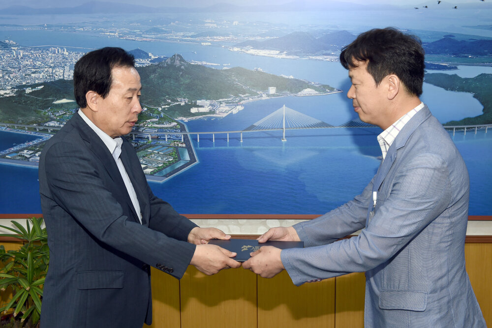 2016,7,18일자5급및6급전보임용장교부02(2016,7,18,시장실).jpg