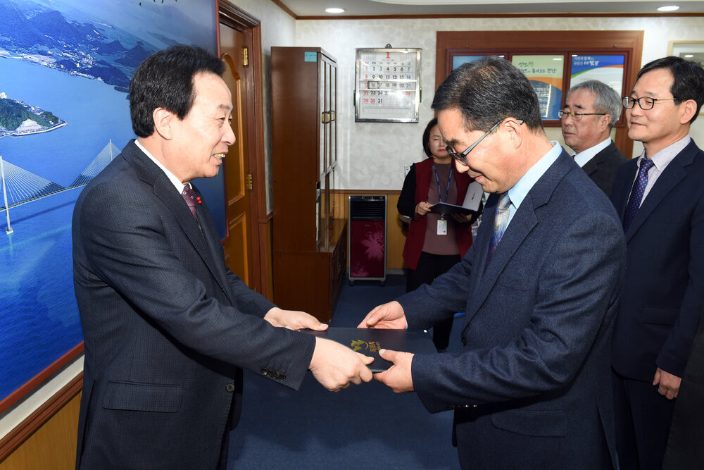 2017,1,16일자서기관급임용장교부01(2017,1,16,시장실).jpg