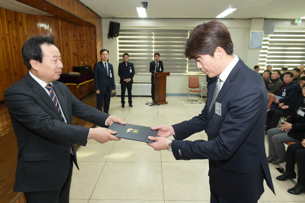 박홍률 목포시장 목포시축구팀감독 위촉장 전달.